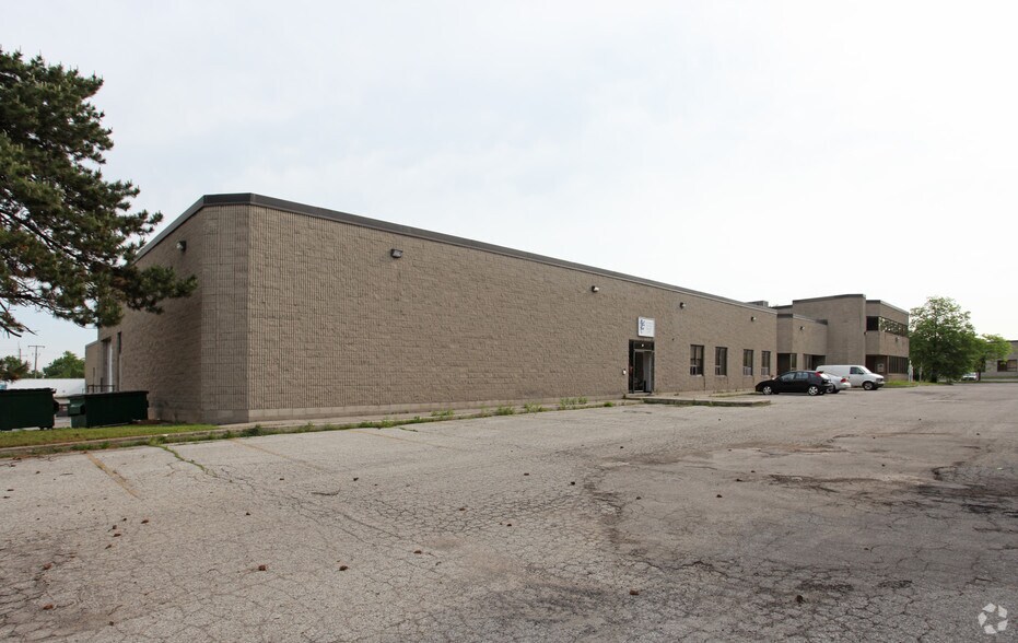 32-54 Ashwarren Rd, Toronto, ON à louer - Photo du bâtiment - Image 2 de 4