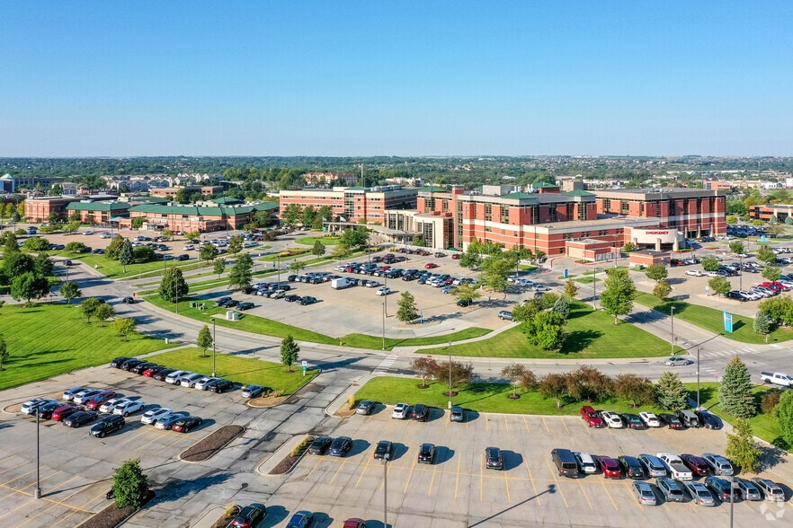 16909 Lakeside Hills Ct, Omaha, NE for lease - Building Photo - Image 3 of 19