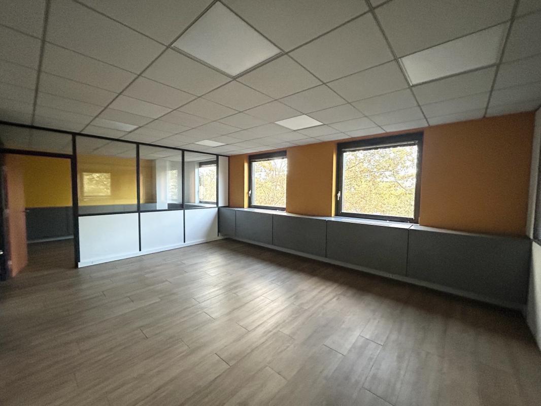 Industrial in Lyon for lease Interior Photo- Image 1 of 6