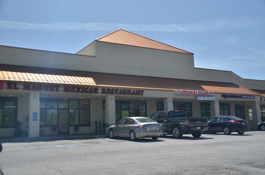 7801-7835 N Oak Tfwy, Kansas City, MO for lease - Building Photo - Image 3 of 6