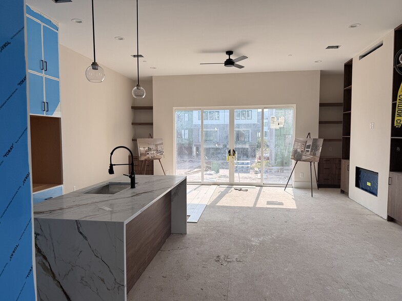 5821 Winsome Ln, Houston, TX for sale - Building Photo - Image 3 of 40