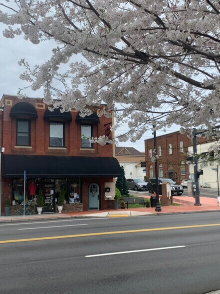 101 W Broadway St, Lenoir City, TN à louer - Photo du bâtiment - Image 1 de 7
