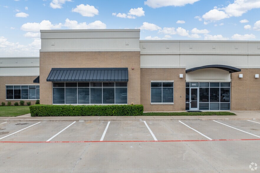 1825 Lakeway Dr, Lewisville, TX à louer - Photo du bâtiment - Image 3 de 23