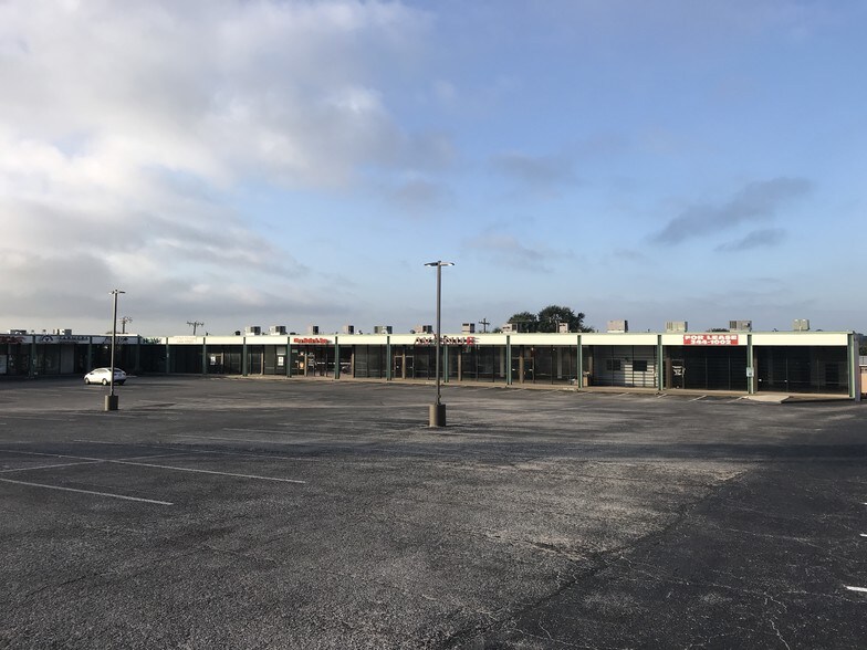 4535 Fredericksburg Rd, San Antonio, TX à louer - Photo du bâtiment - Image 2 de 9