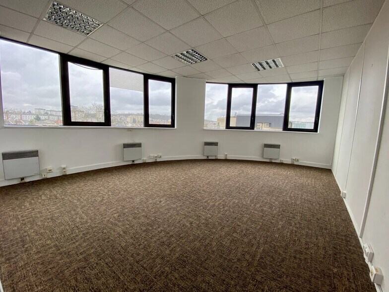 3 Boulevard De La Gare, Saint-Gratien for lease - Interior Photo - Image 2 of 10