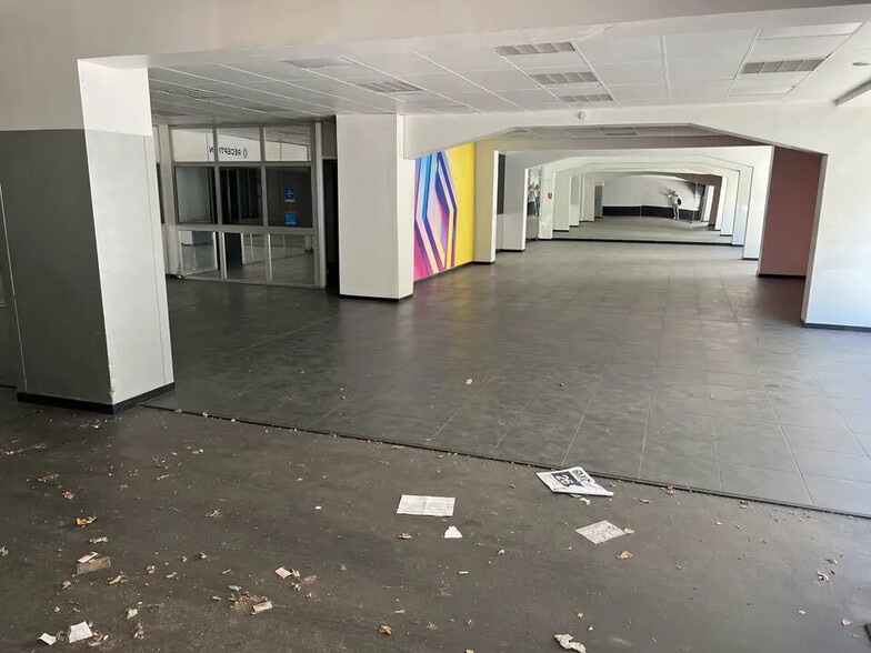 Retail in Marseille for lease - Interior Photo - Image 3 of 6