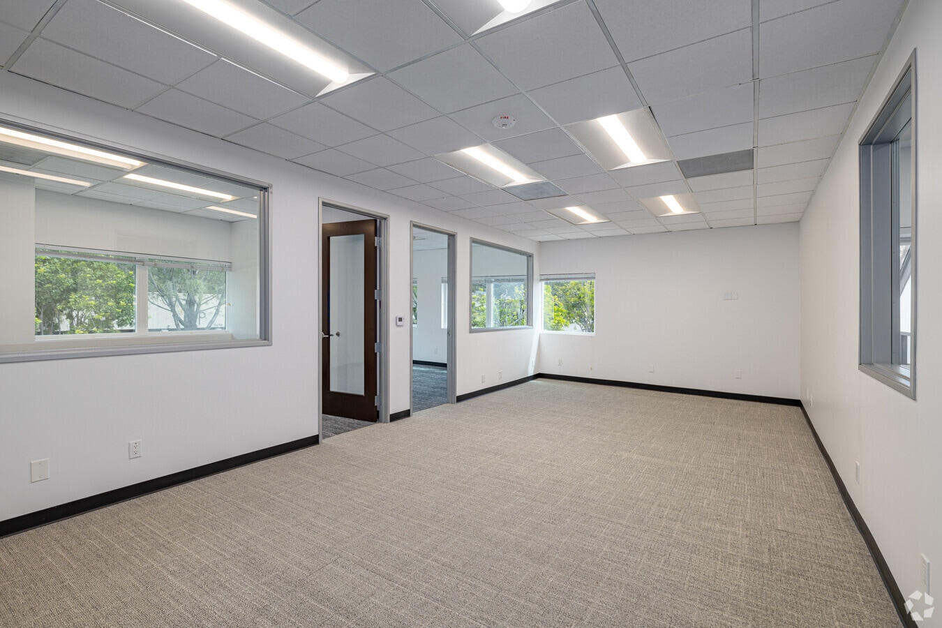 5677 Oberlin Dr, San Diego, CA 92121 - Unité 205-206 - - Photo intérieure - Image 2 of 2
