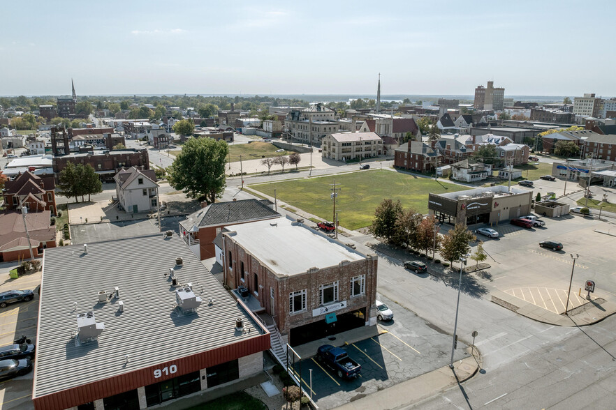 900 Broadway St, Quincy, IL for sale - Building Photo - Image 2 of 38