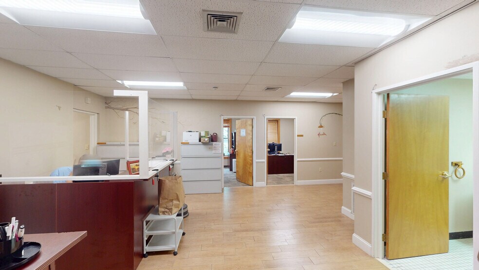 536 Broad St, Weymouth, MA à vendre - Photo intérieure - Image 3 de 29