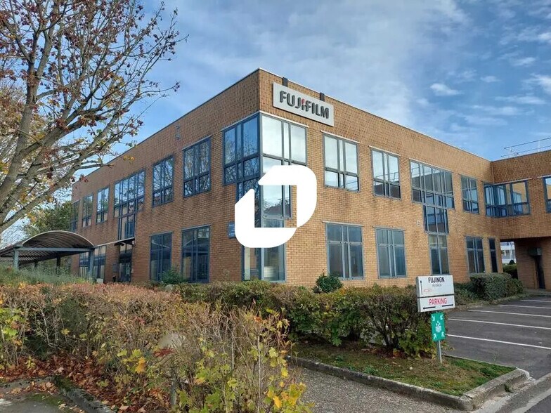 39-43 Avenue Des 3 Peuples, Montigny-le-Bretonneux à louer - Photo du bâtiment - Image 3 de 7