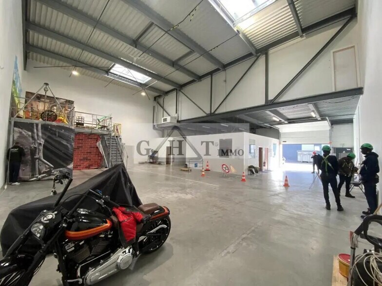 Industrial in Villeneuve-la-Garenne for lease - Interior Photo - Image 1 of 12