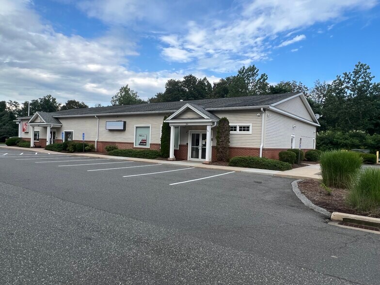 241 S Westfield St, Agawam, MA à louer - Photo du bâtiment - Image 2 de 18