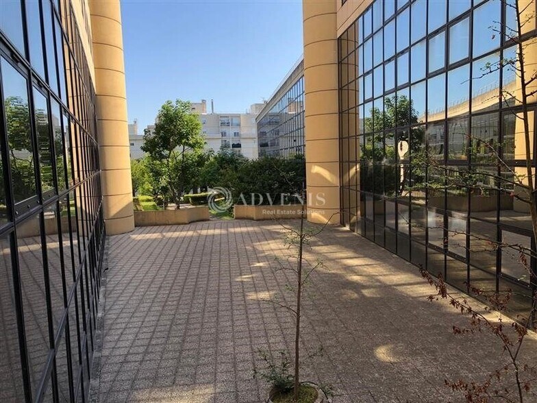 Office in Lognes for lease - Building Photo - Image 2 of 8