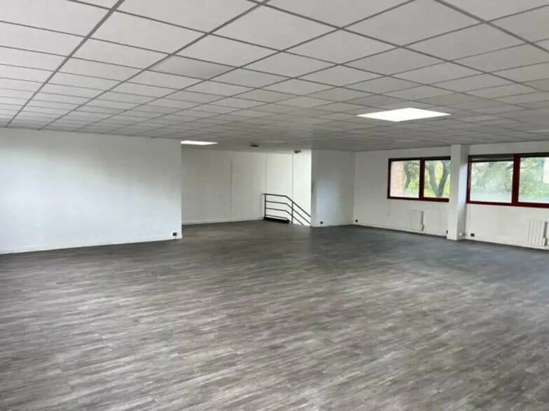 Flex in Le Blanc-Mesnil for lease - Interior Photo - Image 3 of 4