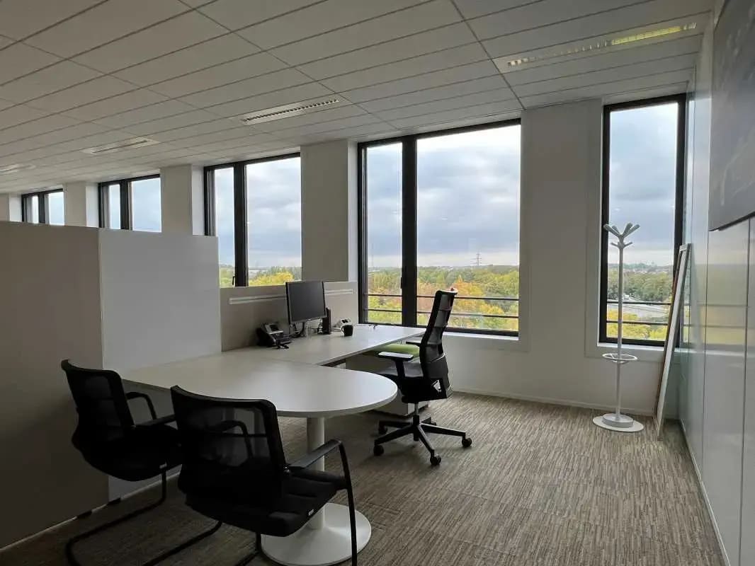 7 Avenue Nicéphore Niépce, Montigny-le-Bretonneux for lease Interior Photo- Image 1 of 2