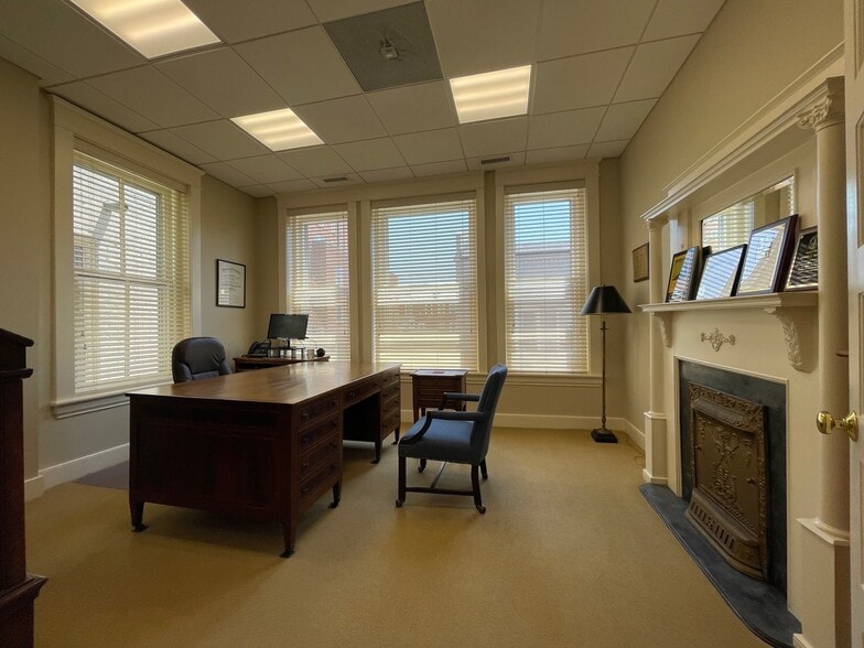 211 5th St NE, Charlottesville, VA for lease - Interior Photo - Image 2 of 12