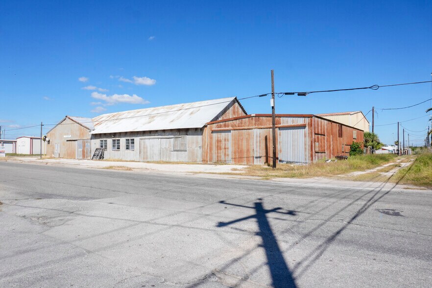 206 E Wilson Ave, Aransas Pass, TX à vendre - Photo du bâtiment - Image 2 de 12