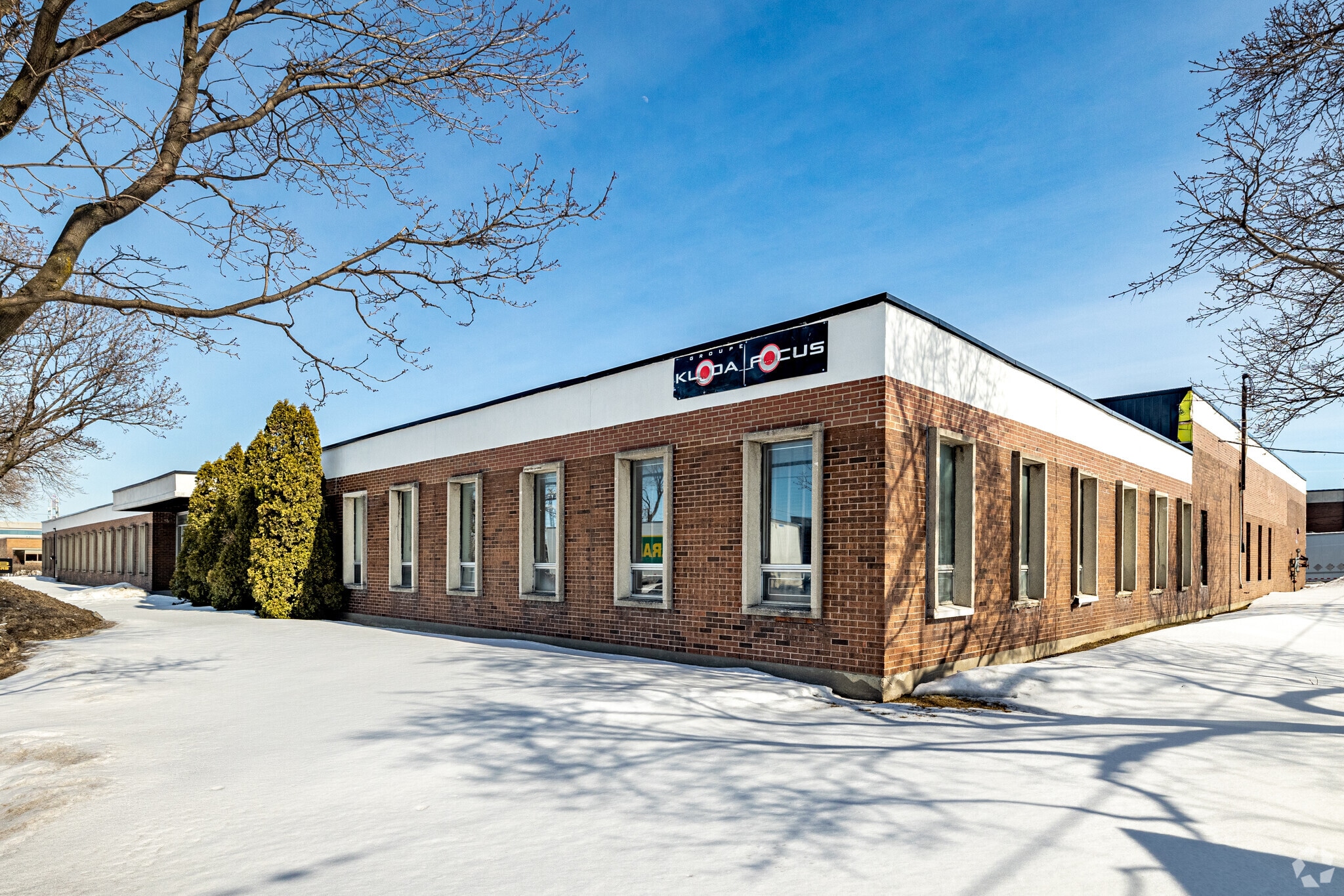 5588-5590 Av Royalmount, Montréal, QC à louer Photo principale- Image 1 de 5