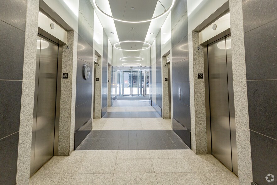 255 5th Ave SW, Calgary, AB à louer - Hall d’entrée - Image 2 de 16