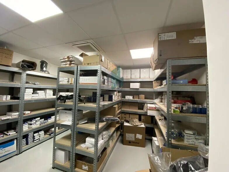 Flex in Franconville for lease - Interior Photo - Image 1 of 9