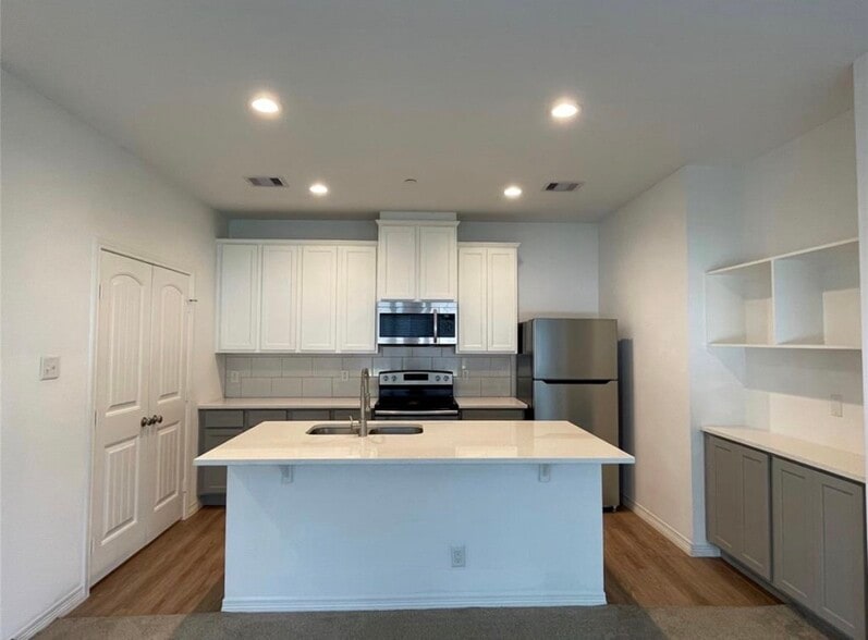 112 Kelly St, Wharton, TX for sale - Interior Photo - Image 3 of 11