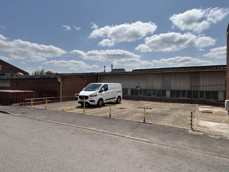 Desborough Park Rd, High Wycombe for lease - Primary Photo - Image 1 of 4