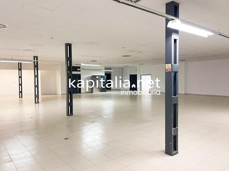 Commerce de détail dans València, Valencia à louer - Photo du bâtiment - Image 2 de 7