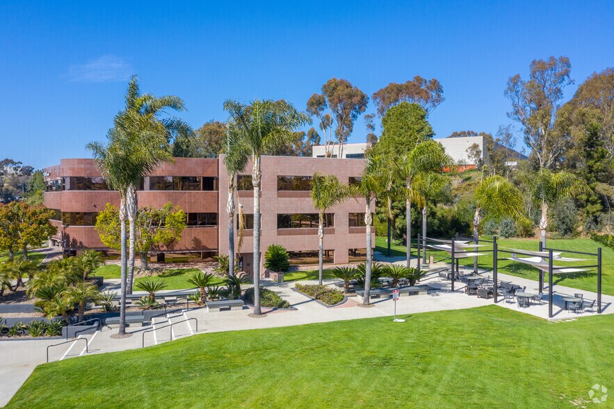2011 Palomar Airport Rd, Carlsbad, CA à louer - Photo du bâtiment - Image 3 de 22