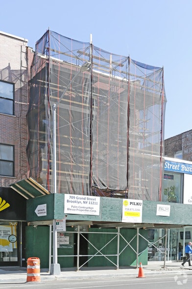 709 Grand St, Brooklyn, NY for lease - Building Photo - Image 2 of 2