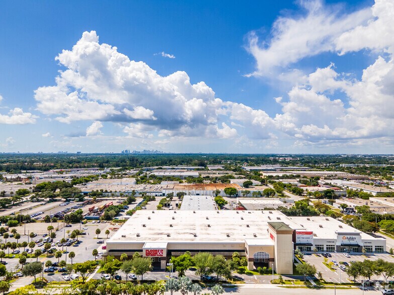 1400 NW 167th St, Miami, FL à louer - Photo du bâtiment - Image 3 de 13