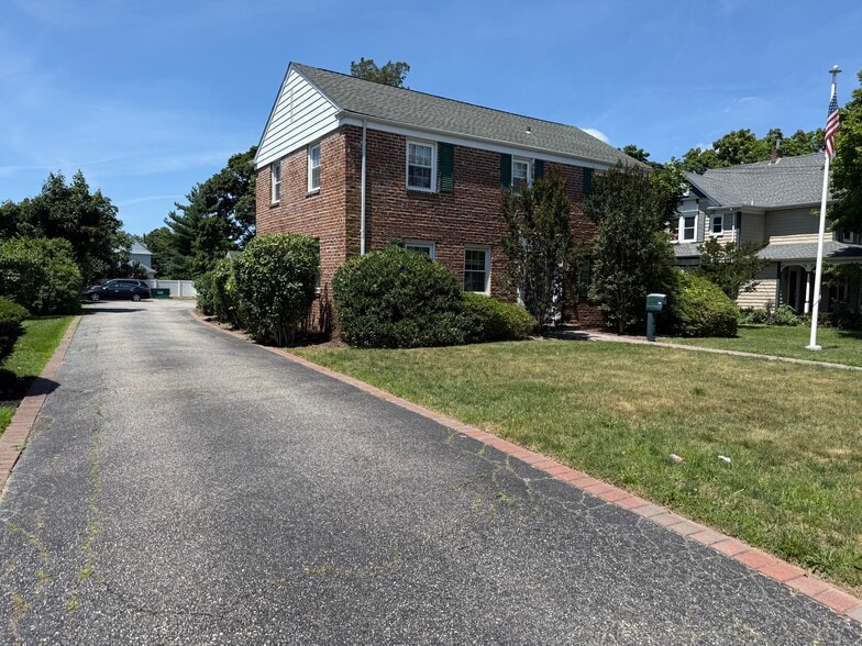 156 N Ocean Ave, Patchogue, NY à vendre - Photo du bâtiment - Image 2 de 27