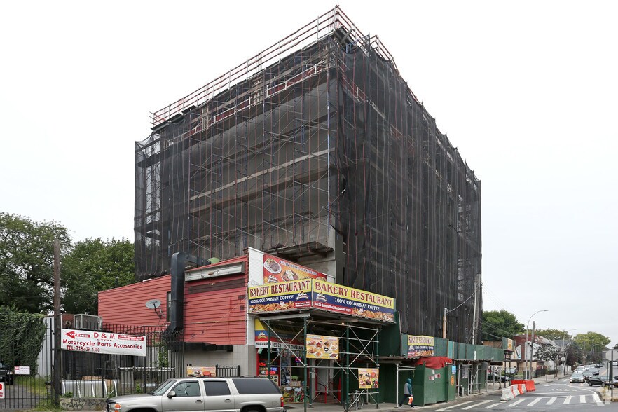 70-09 45th Ave, Flushing, NY à louer - Photo du bâtiment - Image 2 de 12