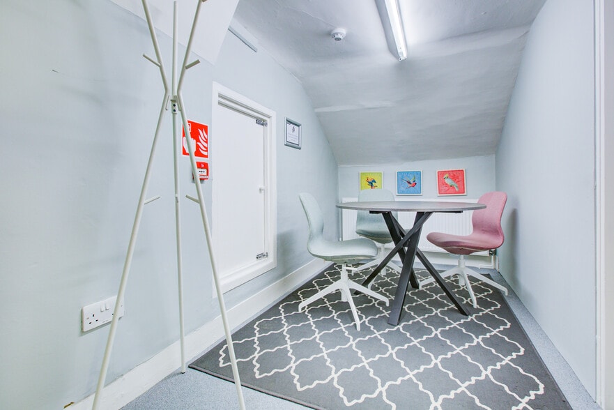 West Common, Harpenden for lease - Building Photo - Image 3 of 8