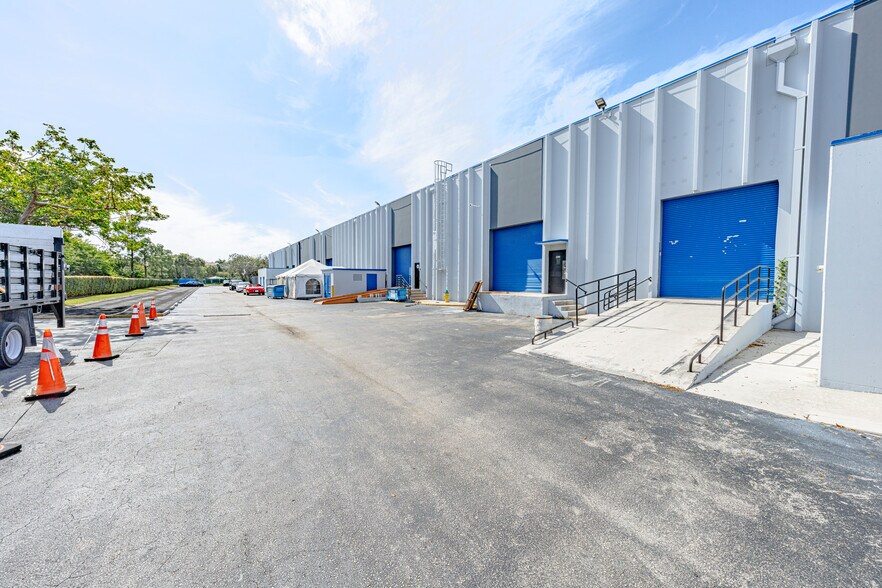 2100-2290 SW 71st Ter, Davie, FL à louer - Photo du bâtiment - Image 3 de 5