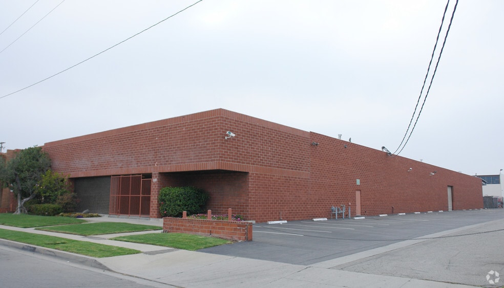 227 W 140th St, Los Angeles, CA for lease - Building Photo - Image 2 of 15