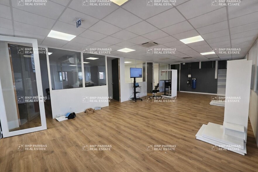 Flex in Nantes for lease - Interior Photo - Image 3 of 10
