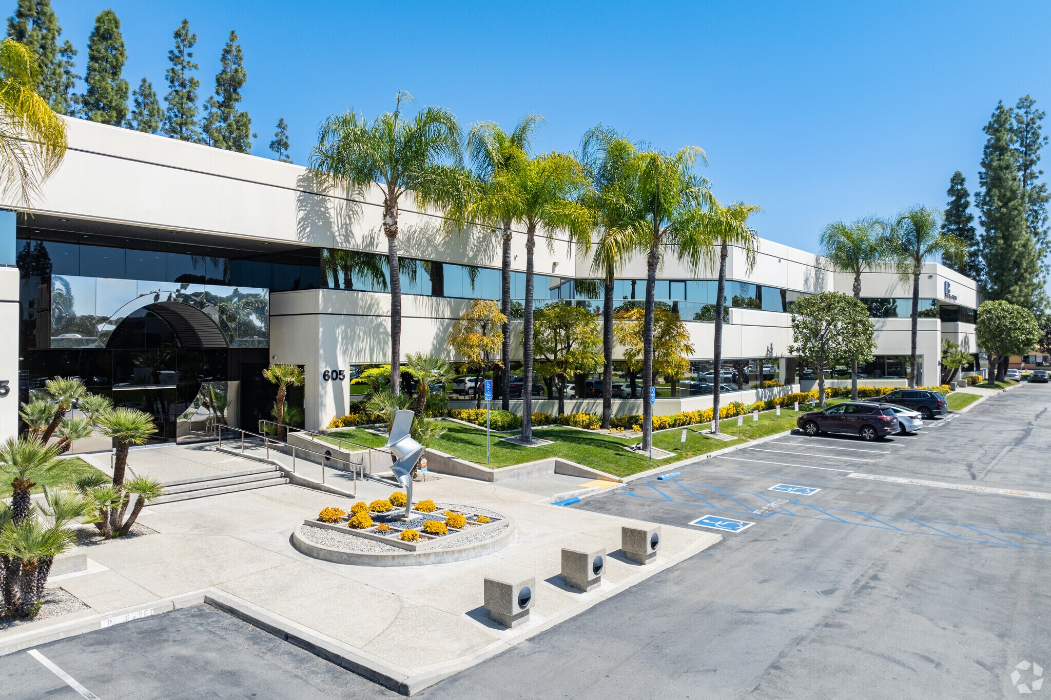 605 E Huntington Dr, Monrovia, CA à louer Photo du bâtiment- Image 1 de 15