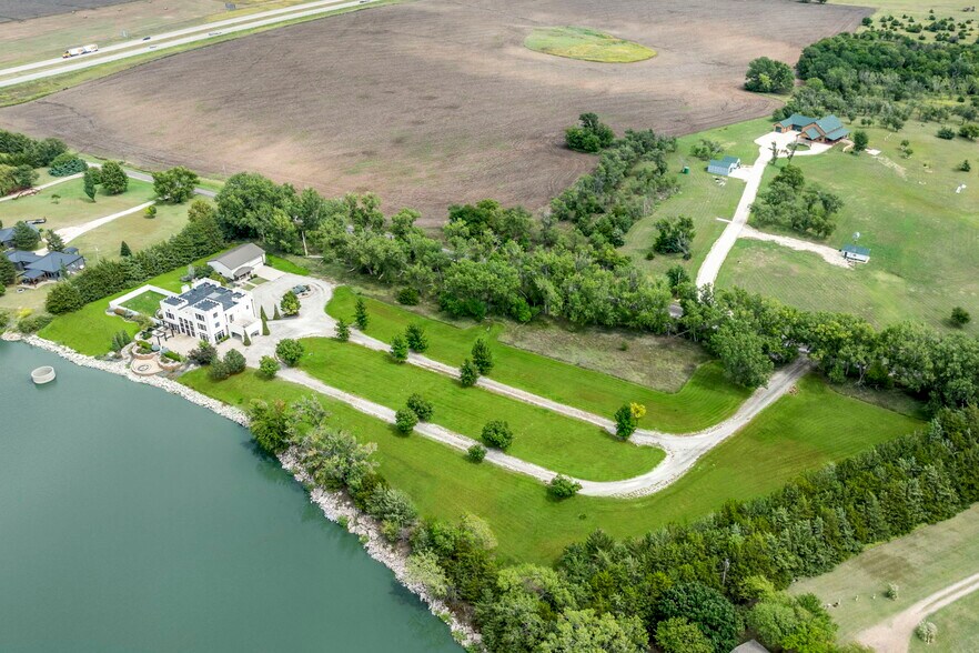 4122 186th Blvd, Russell, KS à vendre - Photo du bâtiment - Image 2 de 35