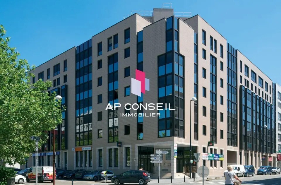 Office in Montigny-le-Bretonneux for lease Building Photo- Image 1 of 8