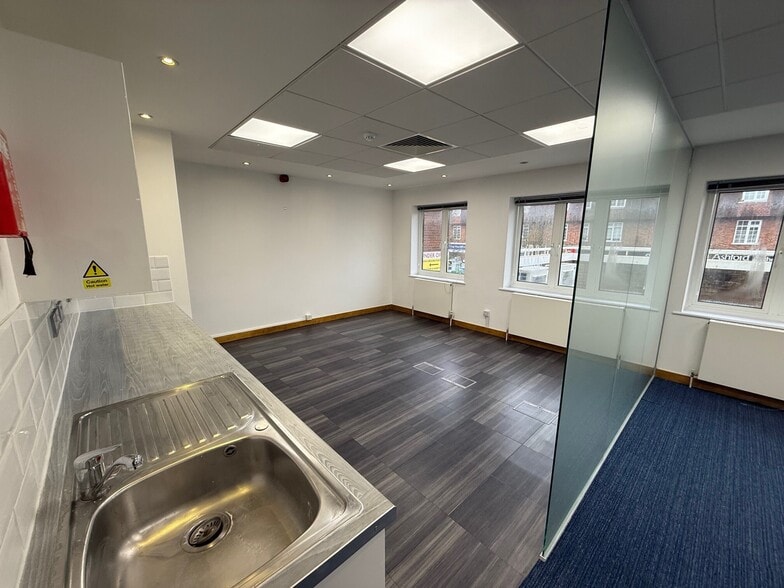 The Broadway, Farnham Common for lease - Building Photo - Image 3 of 8