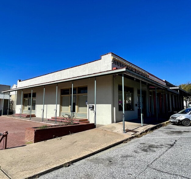 Block of South Baylor Commerce and S. St. Charles St, Brenham, TX à vendre - Photo du bâtiment - Image 3 de 8