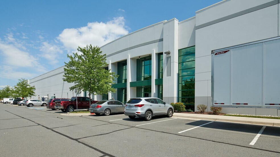 45121 Global Plz, Sterling, VA for lease - Building Photo - Image 2 of 4