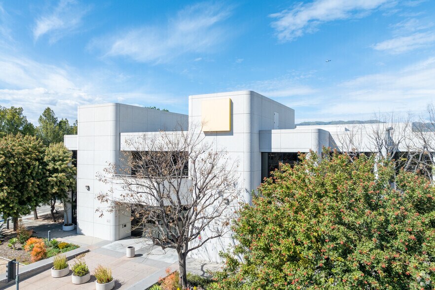 19809 Prairie St, Chatsworth, CA à louer - Photo du bâtiment - Image 2 de 2