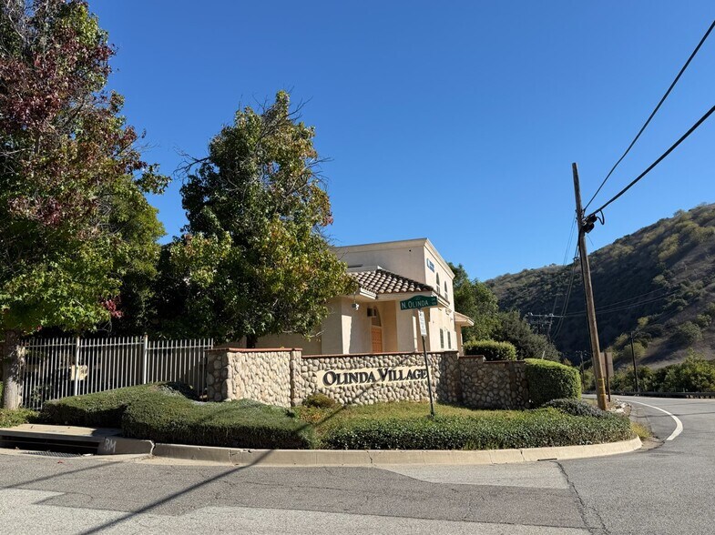 102 Olinda Dr, Brea, CA à vendre - Photo du bâtiment - Image 2 de 28