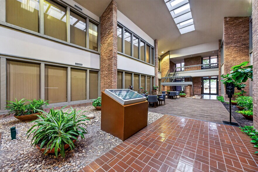 6800 Park Ten Blvd, San Antonio, TX à louer - Photo du bâtiment - Image 3 de 39