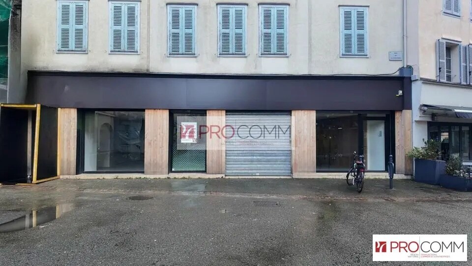 Retail in Chartres for lease Building Photo- Image 1 of 9