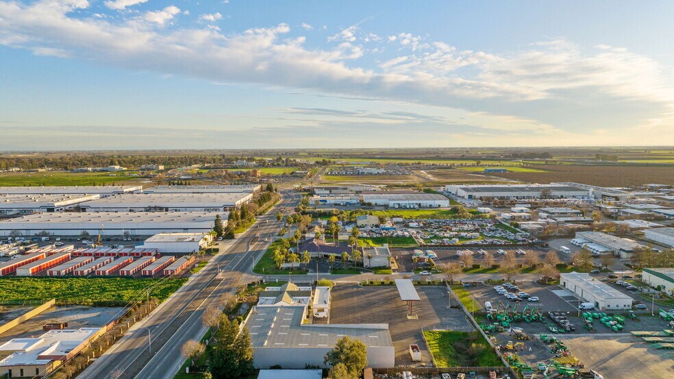 1123 N Plaza Dr, Visalia, CA à louer - Photo du bâtiment - Image 3 de 12
