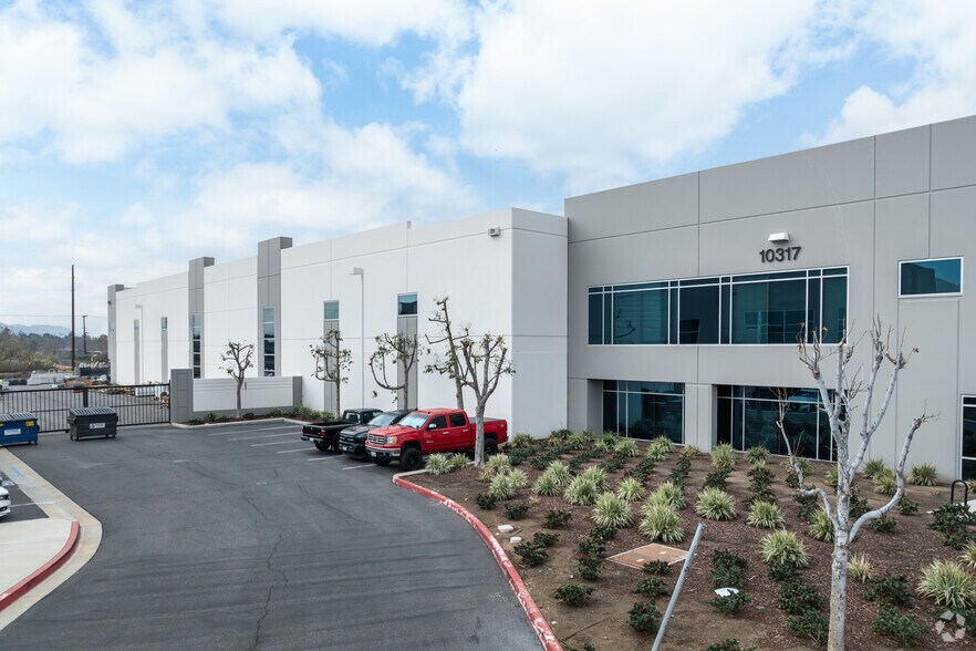 10317 Birtcher Dr, Jurupa Valley, CA à vendre - Photo du bâtiment - Image 3 de 8