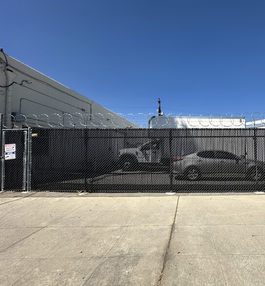 2100 Floyd St, Burbank, CA for lease - Building Photo - Image 2 of 8