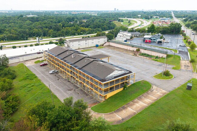 Plus de détails pour 1400 NE 63rd St, Oklahoma City, OK - Services hôteliers à vendre